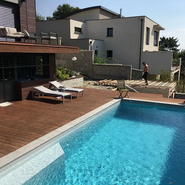 piscine avec pourtour en bois
