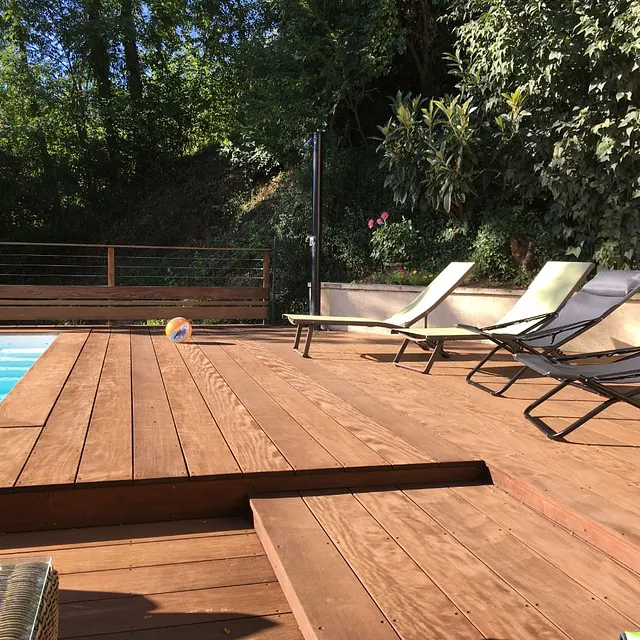 piscine avec pourtour en bois
