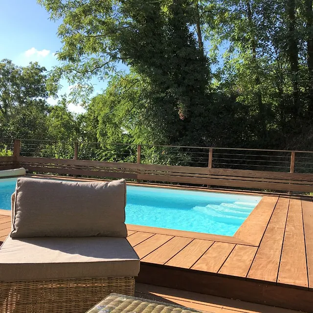 piscine avec pourtour en bois